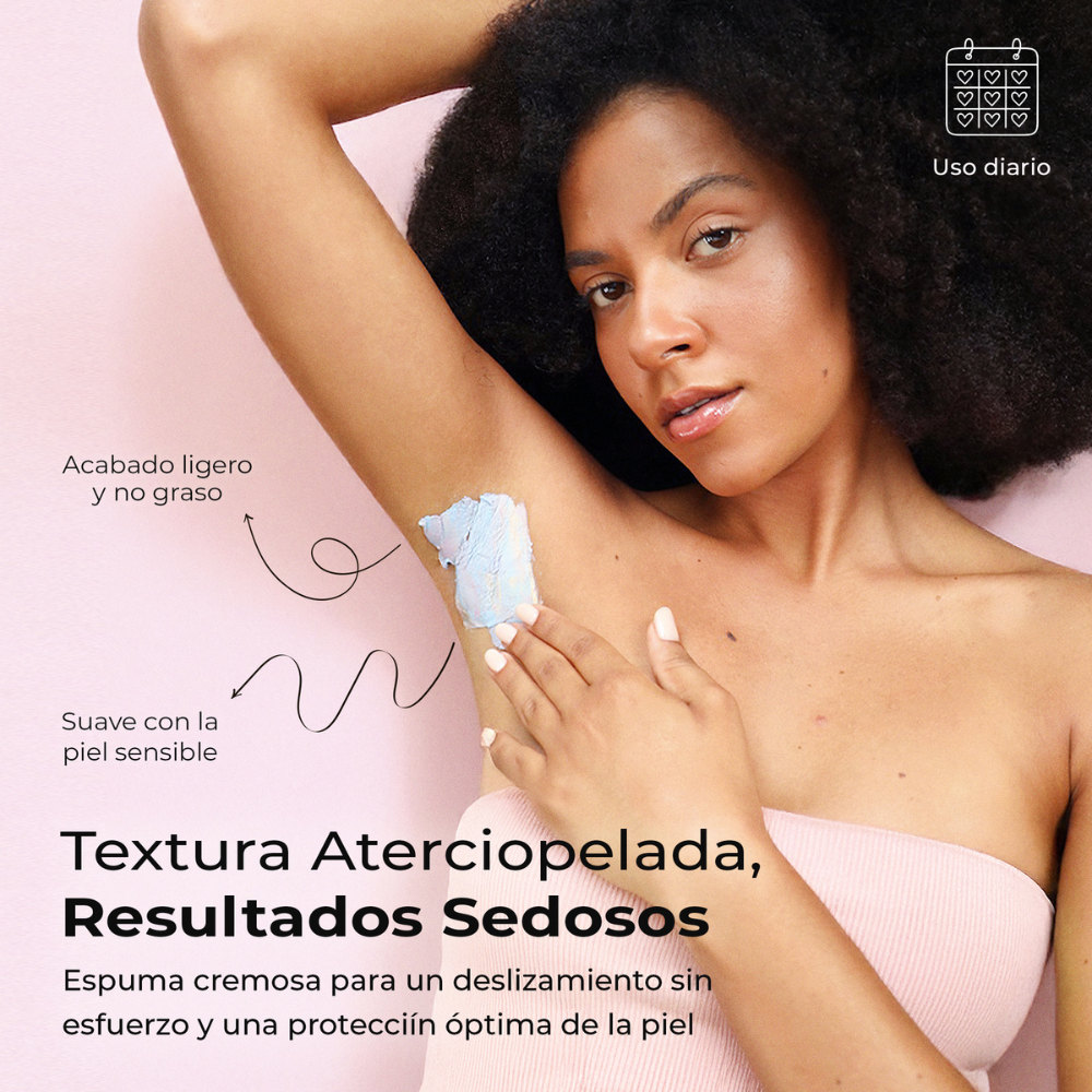 Mujer aplicando espuma de afeitado suave para piel sensible en la axila con textura aterciopelada y acabado no graso.